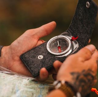 Kompas Typ 1933 je poctou bratrům Kjellströmovým, kteří spolu s Gunnarem Tillanderem vynalezli první kompas Silva před 91...